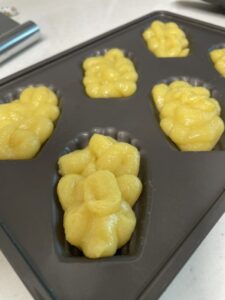 마들렌 틀에 짜놓은 반죽