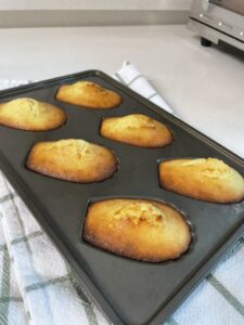 오븐에서 구운 마들렌 색감 변화