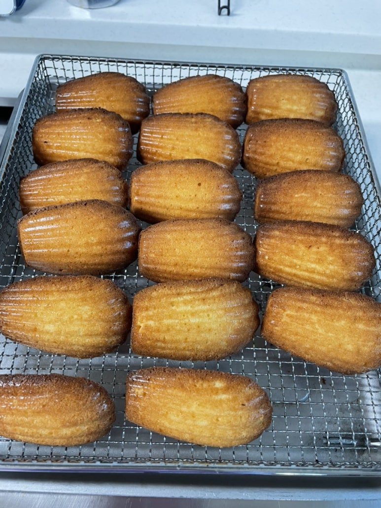 아몬드 가루로 만든 마들렌